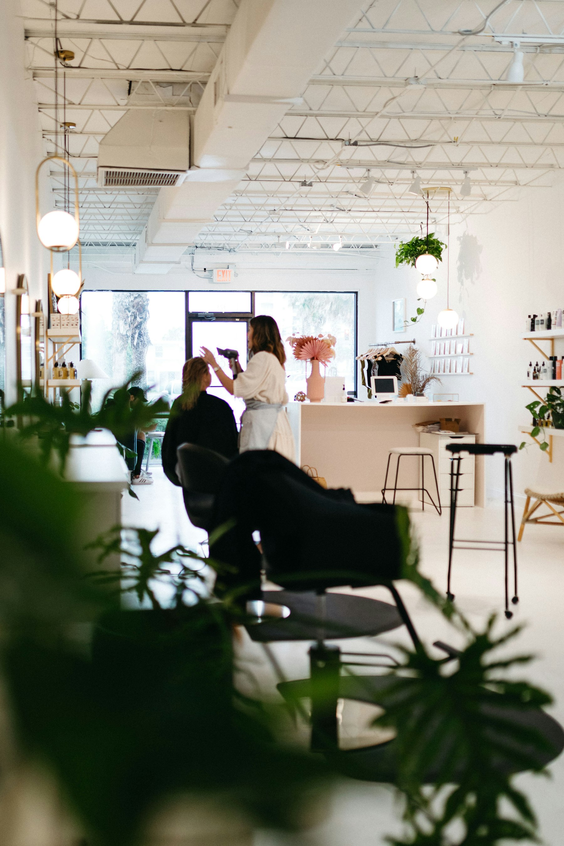 光の入る明るい店内とグリーン